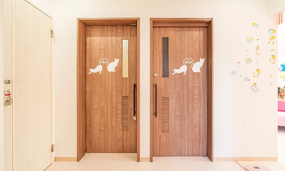 ピッコリーチェ パパママクリニック : 室内ドア：おもいやりドア（特注品）〈ティーブラウン〉
※お施主様により、製品に装飾がされています。