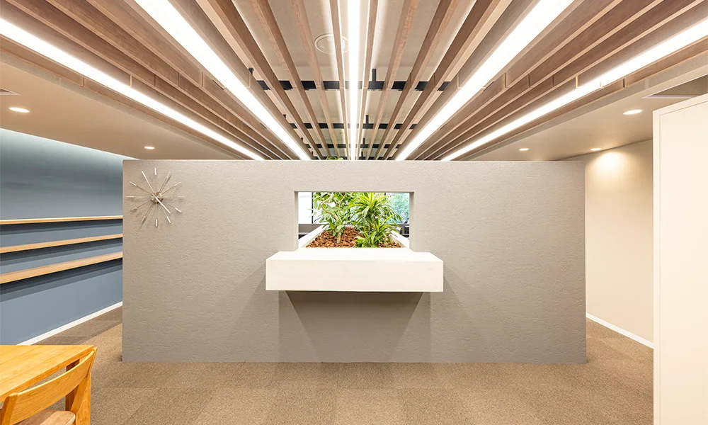 株式会社YSコーポレーション 金山オフィス : 天井造作材：グラビオルーバーUB ボルト固定式〈トープグレー〉
