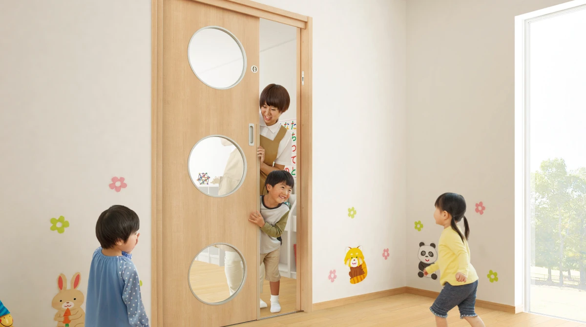 子どもたちが毎日開け閉めするドアは安全性に配慮して。