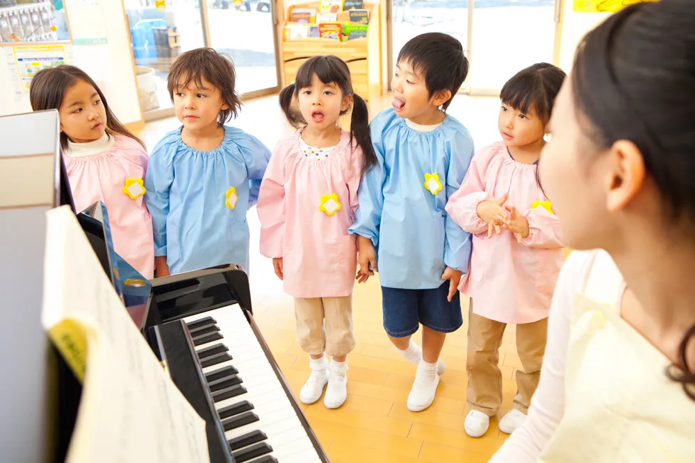童謡を歌う声も聞き取りやすい、反響音を抑えた耳に優しい空間づくり