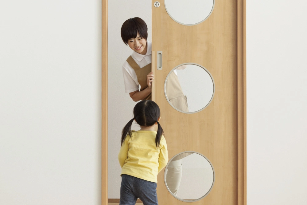 保育現場のヒヤリハット！ 子どもの1/3が遭遇する「ドア挟まれ事故」を防ぐ安全対策