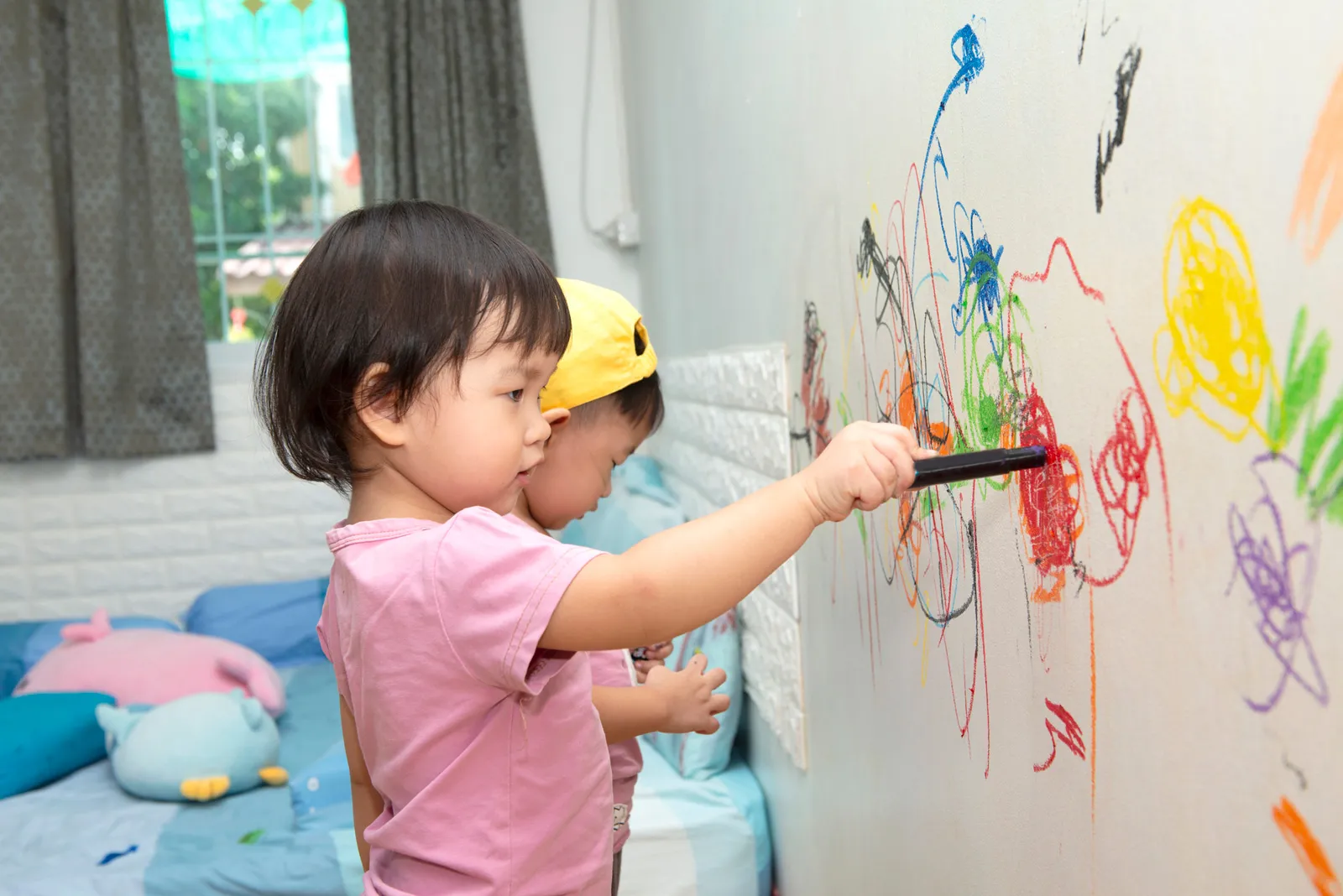 子どもの落書きはどうやって落とす!? 頭を悩ませる落書き対策