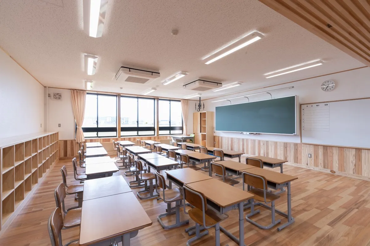 文部科学省が促進する地元の杉やヒノキを活用した木の学校づくり　そのメリットとは？