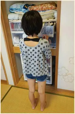 押入れの中びある引き出しを開ける子ども