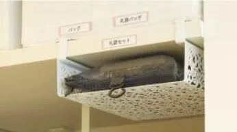 フック・ラック・シェルフを使い、棚板とハンガーパイプの隙間も有効に活用して、普段あまり使わない冠婚葬祭セットなどを収納できます。