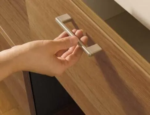大建工業のオーダー壁面キッチン収納「MiSEL（ミセル）」の扉にオプションで取っ手を追加できることをを説明する図