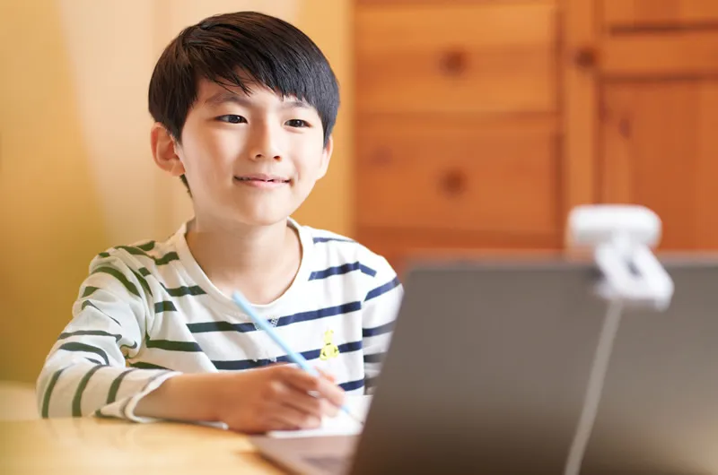自宅でオンライン学習をする子供の写真