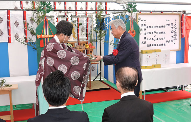 神事（玉串奉奠）を行う大建工業社長 億田