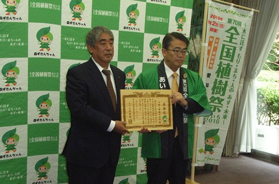 感謝状贈呈式の様子 （左）国内事業本部長の吉田 （右）愛知県 大村知事