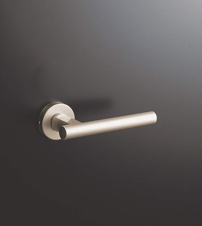 〈Tシルバー色〉