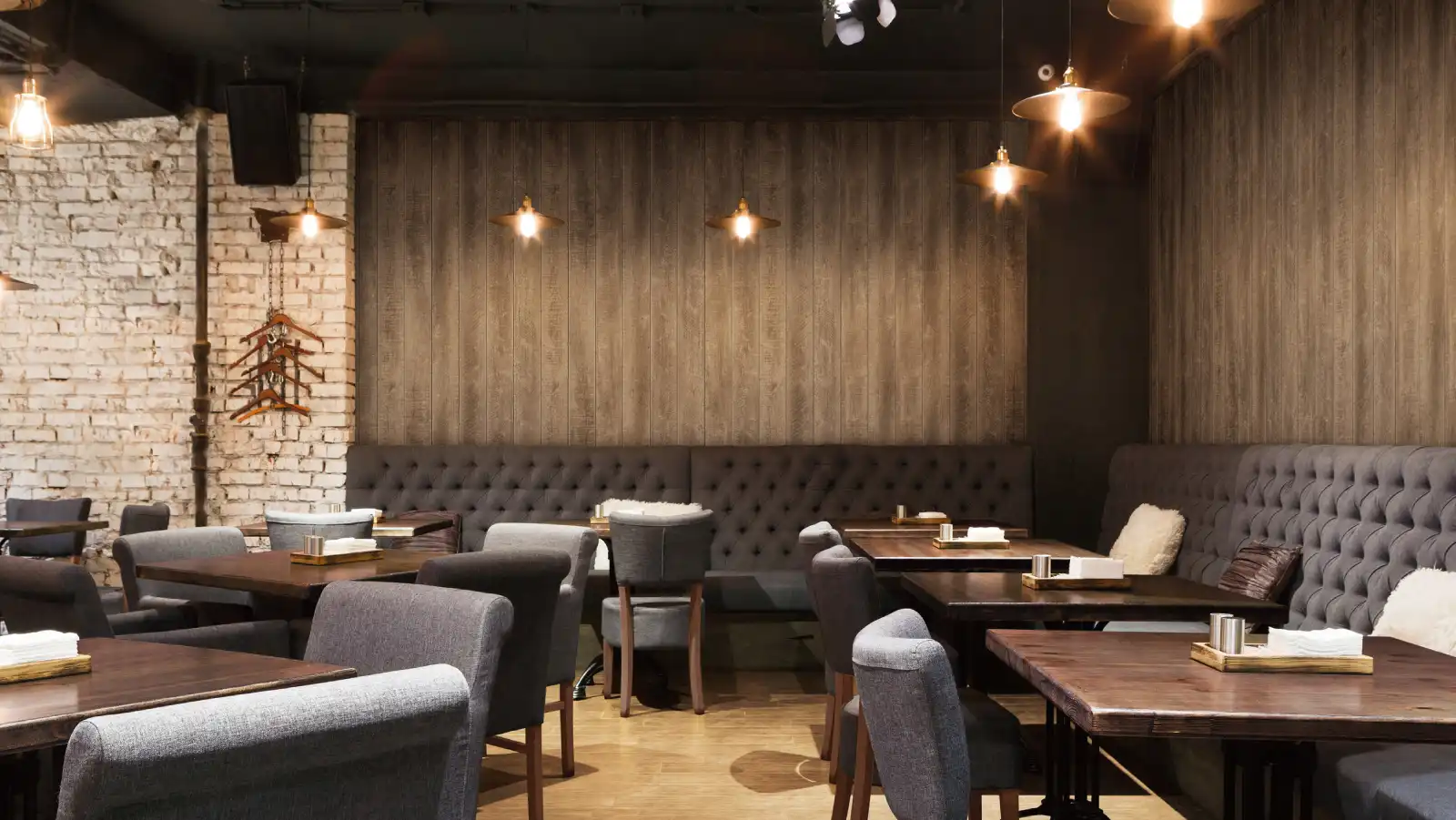 壁材：グラビオ羽目板V  古木柄 〈UB83（パイン柄）〉