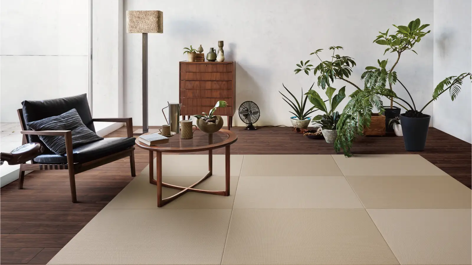 床材：畳 ここち和座 置き敷きタイプ 彩園 〈04 ベージュ〉　床材：トリニティ 〈ウォールナット柄〉