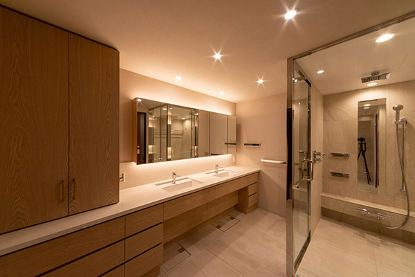 緻密にデザインされたパウダールーム画像