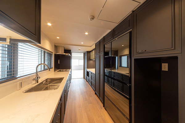 フレンチモダンな空間の中にアクセント画像