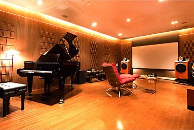 音響環境を整え、演奏も楽しめる重厚な防音室に変身