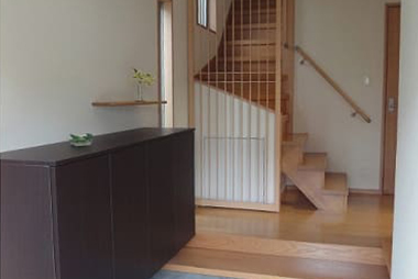 老後の事も考え、玄関をゆったり、階段回りや、和室の空間も和モダンに!