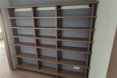 新築のマンションを購入し、洋室に本棚の設置を検討されていた。