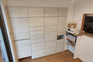 在宅勤務の増加でマンションのリビングに十分な収納スペースと机を配置