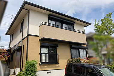 新築時から1度も外壁と屋根の塗装をしておらず、ベランダのサイディングがかけたり浮いたりしてきた。