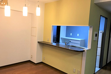 マンションの対面キッチンからダイニングへの視界を広げたいが、壁を全ては取りたくない。