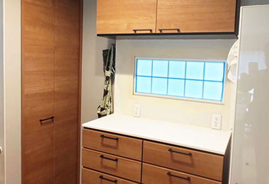 キッチンの収納量を確保しつつ、大きな掃き出し窓が防犯的に不安のため解決したい。