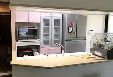 マンションの古くなったキッチンを明るくし、食器棚とカウンター部分をすっきりさせたい。