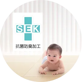 畳に横たわる赤ちゃん