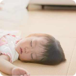 畳で寝る赤ちゃん