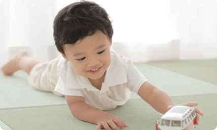 畳の上に座る赤ちゃん